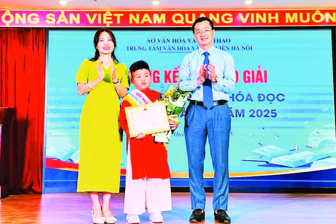 Ban tổ chức trao Giải nhất tặng em Nguyễn Quang Đăng, học sinh Trường tiểu học An Dương.