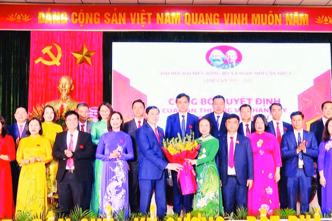Lãnh đạo thành phố Hà Nội chúc mừng Ban Chấp hành Đảng bộ xã Ngọc Hồi nhiệm kỳ 2025-2030. (Ảnh HƯƠNG GIANG)