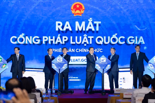 Chủ tịch Quốc hội Trần Thanh Mẫn và các đồng chí lãnh đạo các bộ, ngành thực hiện nghi thức ra mắt Cổng Pháp luật quốc gia phiên bản chính thức tại địa chỉ phapluat.gov.vn