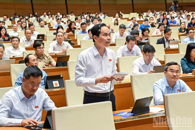 Đại biểu Nguyễn Duy Minh (Đoàn TP Đà Nẵng) tham gia ý kiến thảo luận ở hội trường chiều 21/4. (Ảnh: DUY LINH)