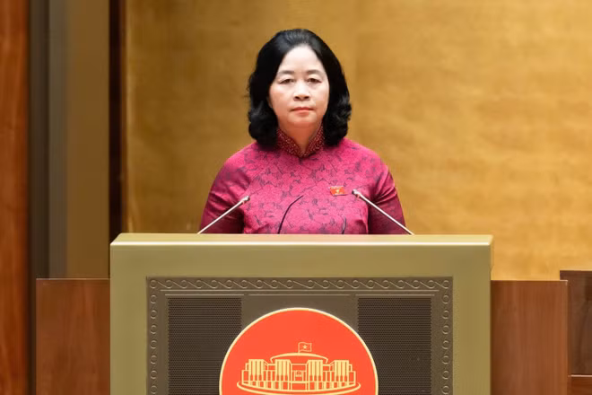 Chủ tịch Ủy ban Trung ương MTTQ Việt Nam Bùi Thị Minh Hoài trình bày Báo cáo tổng hợp ý kiến, kiến nghị của cử tri và nhân dân gửi đến Kỳ họp thứ nhất, Quốc hội khóa XVI. (Ảnh: DUY LINH)