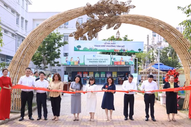 Các đại biểu cắt băng khánh thành Trạm Thu hồi vật liệu tái chế tại phường Tân Mỹ, TP Hồ Chí Minh.