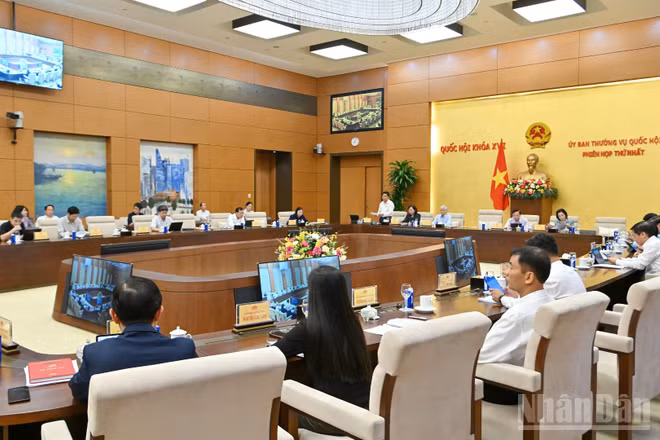 Quang cảnh phiên họp của Ủy ban Thường vụ Quốc hội sáng 14/4. (Ảnh: THỦY NGUYÊN)