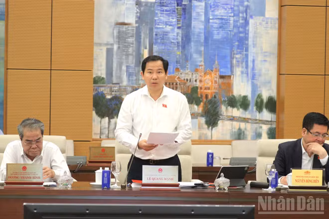 Tổng Thư ký Quốc hội, Chủ nhiệm Văn phòng Quốc hội Lê Quang Mạnh trình bày báo cáo về việc chuẩn bị Kỳ họp thứ Nhất, Quốc hội khóa XVI. (Ảnh: DUY LINH)