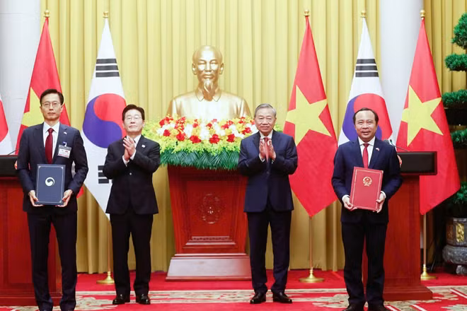 Trao Bản ghi nhớ hợp tác về sở hữu trí tuệ giữa Bộ trưởng Khoa học và Công nghệ Vũ Hải Quân và Bộ trưởng Bộ Sở hữu trí tuệ Hàn Quốc Kim Yong Sun.