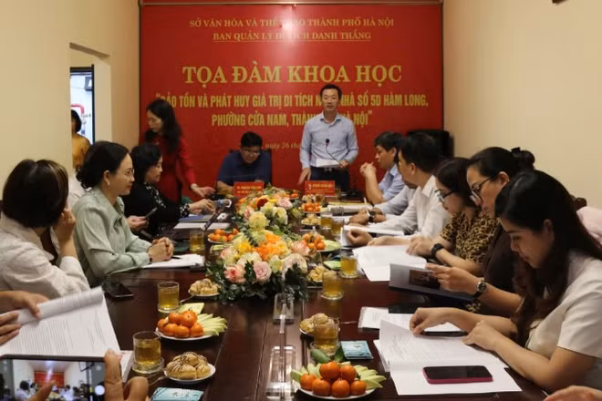 Các đại biểu thảo luận về những biện pháp bảo tồn, phát huy giá trị di tích Cách mạng Nhà số 5D phố Hàm Long (Hà Nội).