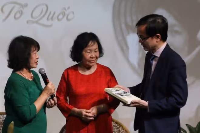 Gia đình Liệt sĩ Đặng Thùy Trâm trao tặng Bảo tàng Hà Nội nhiều hiện vật quý.