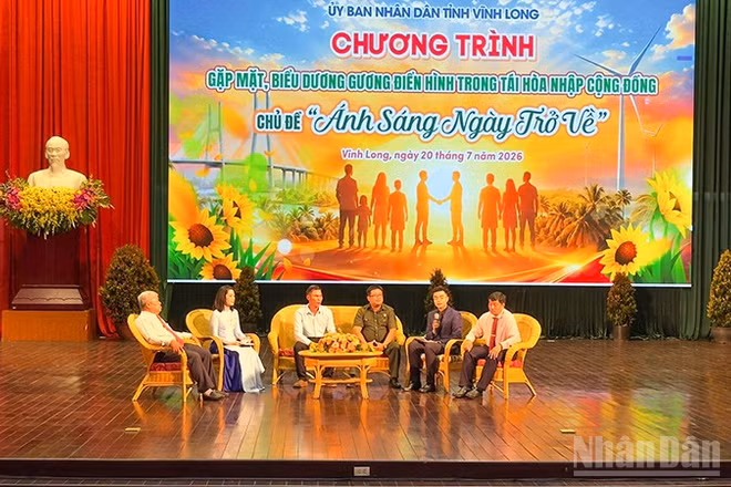 Tọa đàm chương trình "Ánh sáng ngày trở về". 