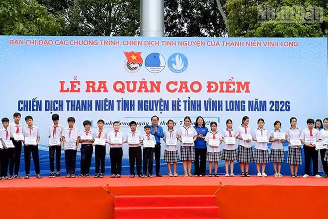 Trao tặng góc học tập cho học sinh. 