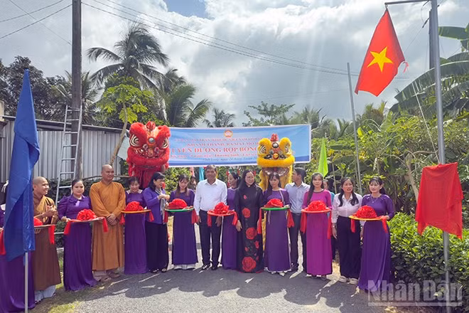 Nghi thức cắt băng khánh thành. 