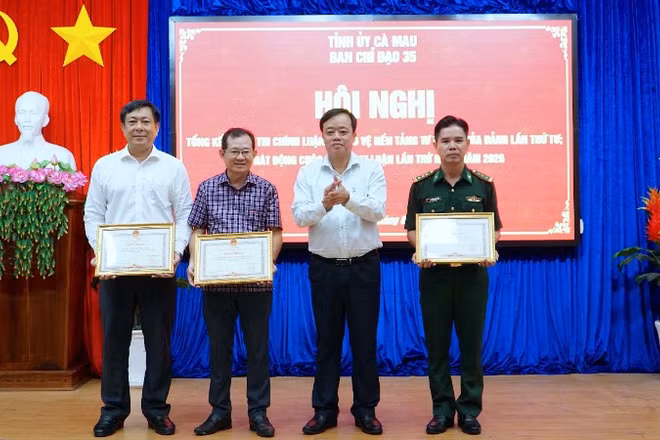Phó Bí thư Thường trực Tỉnh ủy Cà Mau Huỳnh Quốc Việt (thứ 2 từ phải qua) vinh danh và tặng Bằng khen tập thể cho 3 đơn vị xuất sắc Cuộc thi trong năm 2025.