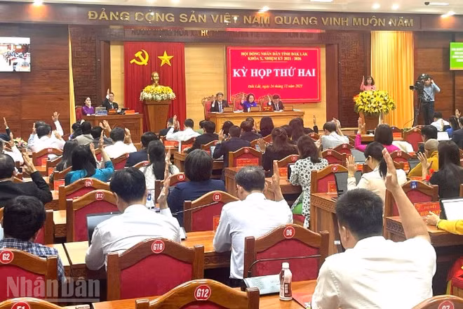 Các đại biểu Hội đồng nhân dân tỉnh Đắk Lắk dự kỳ họp biểu quyết thông qua nghị quyết.