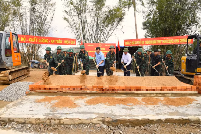 Các đồng chí lãnh đạo Quân khu 5 và lãnh đạo tỉnh Đắk Lắk động thổ xây dựng nhà cho nhân dân vùng xã, xã Hòa Thịnh.
