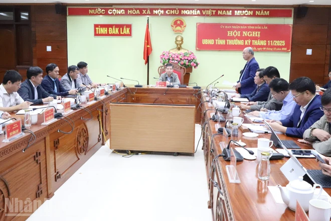 Quang cảnh hội nghị thường kỳ đánh giá tình hình kinh tế-xã hội, bảo đảm quốc phòng, an ninh tháng 11/2025 của Ủy ban nhân dân tỉnh Đắk Lắk.
