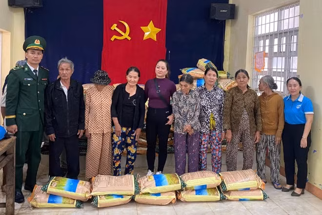 Cán bộ, chiến sĩ Đồn Biên phòng Xuân Đài trao lúa giống cho bà con nhân dân.
