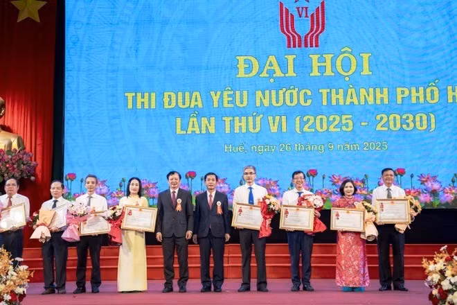 Các tập thể, cá nhân đón nhận Huân chương Lao động hạng Nhì và hạng Ba của Chủ tịch nước phong tặng.