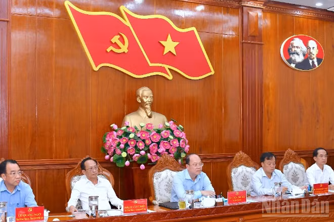 Các đồng chí Thường trực Tỉnh ủy Cà Mau chủ trì hội nghị.