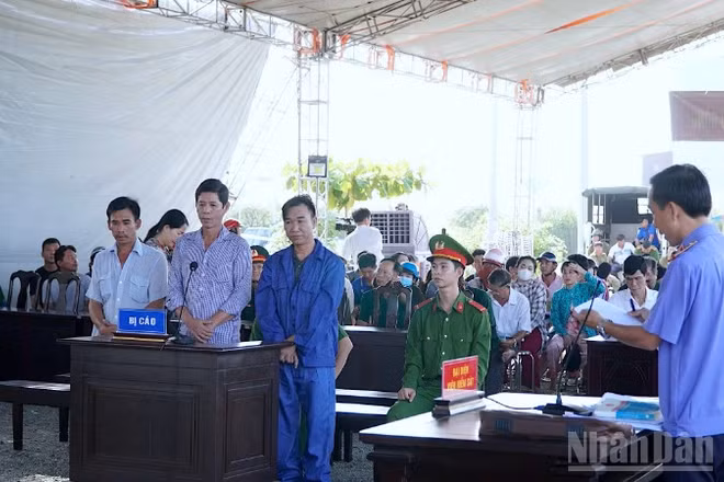 Tòa án nhân dân tỉnh Cà Mau xét xử lưu động nhóm bị cáo “Tổ chức cho người khác xuất cảnh trái phép”.