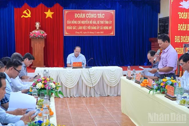 Quang cảnh buổi làm việc của Bí thư Tỉnh ủy Cà Mau cùng đoàn công tác của Tỉnh ủy tại xã Hưng Mỹ, chiều 25/11.