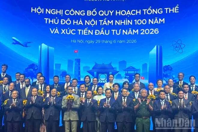 Các nhà đầu tư nhận hoa chúc mừng tại hội nghị. (Ảnh: Báo Nhân Dân)