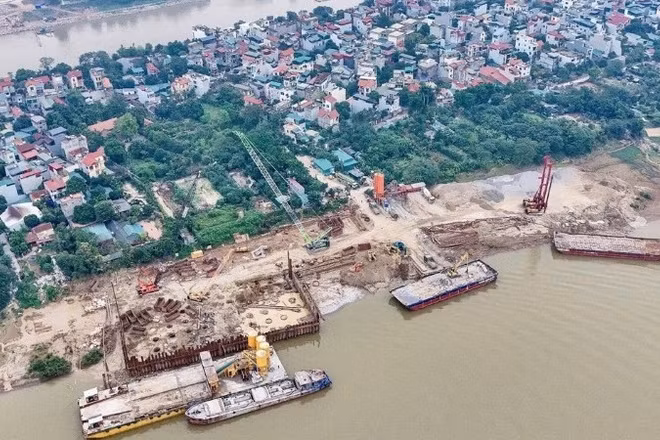 Tiến độ thi công cầu Tứ Liên đang triển khai khẩn trương. 