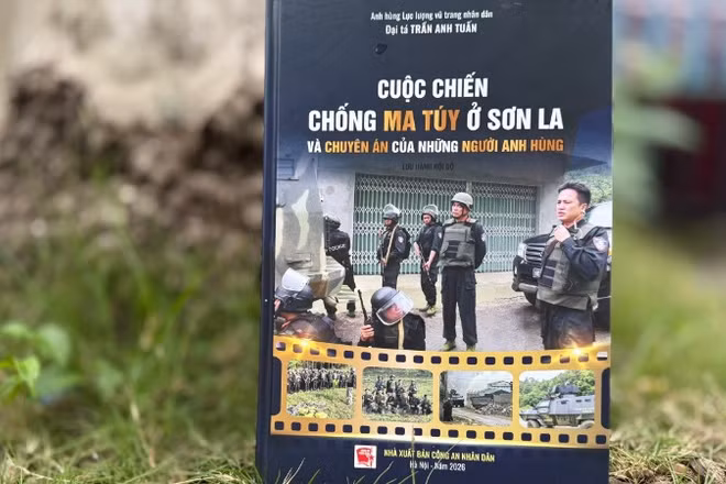 Cuốn sách “Cuộc chiến chống ma túy ở Sơn La và Chuyên án của những người Anh hùng”.