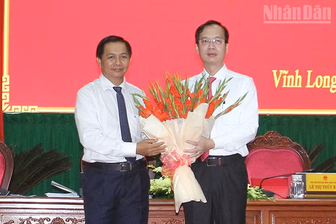 Bí thư Tỉnh ủy Vĩnh Long Trần Văn Lâu tặng hoa chúc mừng tân Chủ tịch Ủy ban nhân dân tỉnh Vĩnh Long Trần Trí Quang. 