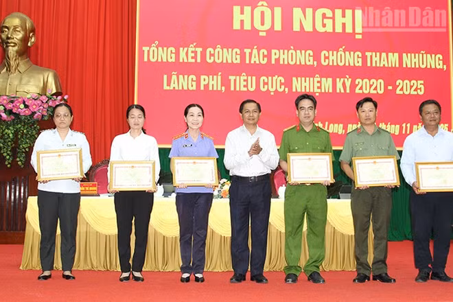 Bí thư Tỉnh ủy Vĩnh Long Trần Văn Lâu trao Bằng khen cho những tập thể có thành tích xuất sắc trong công tác phòng, chống tham nhũng, lãng phí, tiêu cực nhiệm kỳ 2020-2025. 