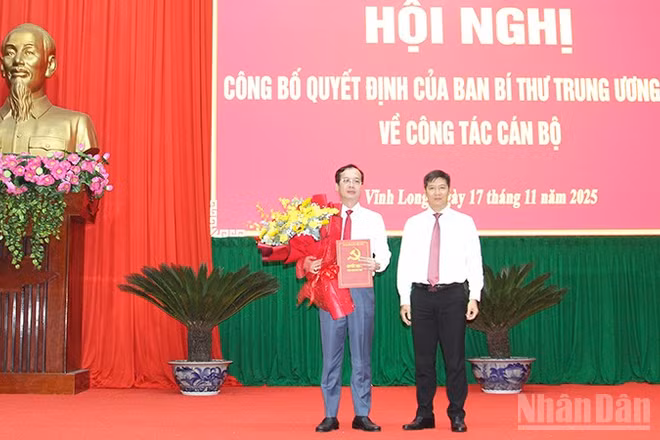 Phó trưởng Ban Tổ chức Trung ương trao Quyết định cho đồng chí Trần Trí Quang. 