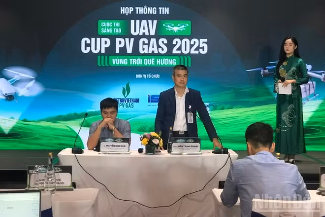 PGS, TS Hán Trọng Thanh, Phó Viện trưởng Viện Nghiên cứu Công nghệ không gian và dưới nước, Đại học Bách khoa Hà Nội giải đáp những câu hỏi của phóng viên về các vấn đề liên quan đến cuộc thi. 