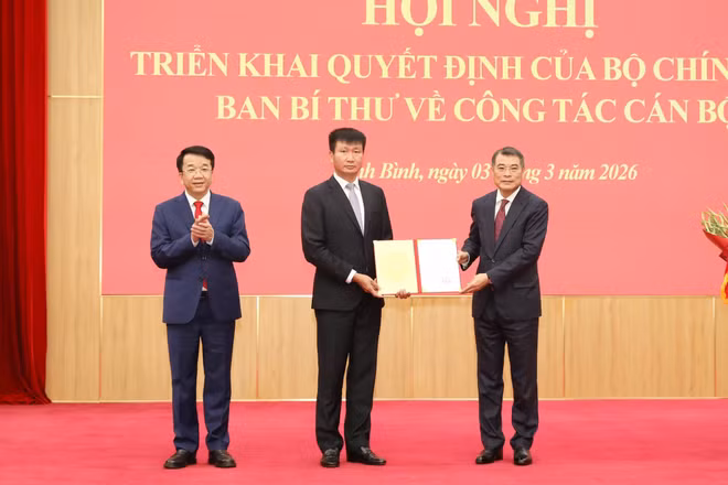 Đồng chí Trưởng Ban Tổ chức Trung ương trao Quyết định phê chuẩn Bí thư Tỉnh ủy cho đồng chí Trần Huy Tuấn.