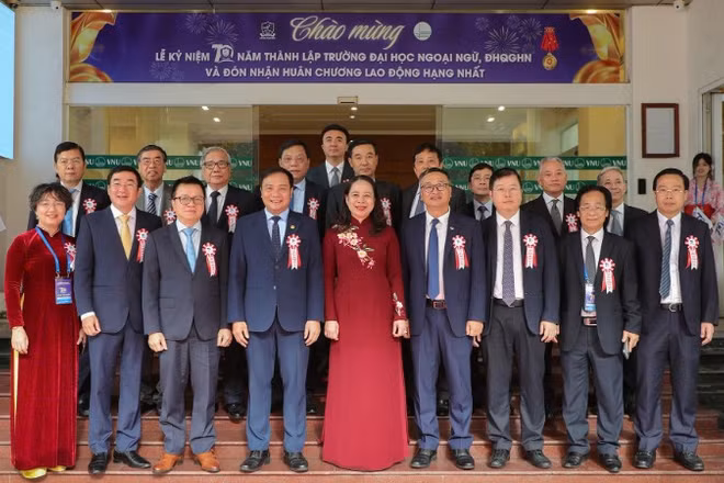 Phó Chủ tịch nước Võ Thị Ánh Xuân và Tổng Biên tập Báo Nhân Dân Lê Quốc Minh chụp hình lưu niệm với Ban lãnh đạo Trường Đại học Ngoại ngữ-Đại học Quốc gia Hà Nội và các đại biểu.