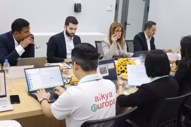 Chuyên gia nước ngoài làm việc tại Nhà máy Dược phẩm Aikya Vĩnh Long.