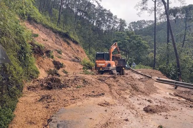 Mưa lớn gây sạt lở đất tại xã Đồng Văn, tỉnh Tuyên Quang vào ngày 29/6 gây ách tắc giao thông.