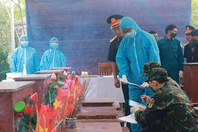 Thực hiện lấy mẫu, số hóa thông tin hài cốt liệt sĩ tại Nghĩa trang Liệt sĩ Quản Bạ.