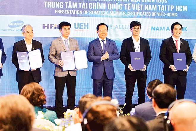 Trao chứng nhận thành viên chiến lược Trung tâm Tài chính quốc tế Việt Nam tại Thành phố Hồ Chí Minh. 