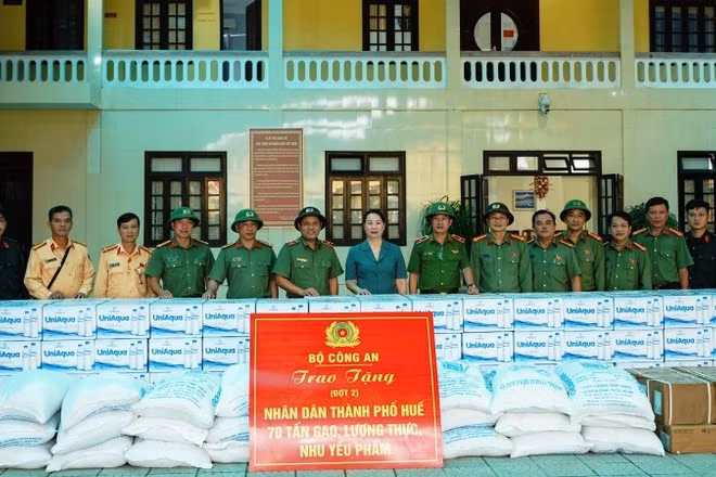Thiếu tướng Nguyễn Hồng Nguyên (thứ 6 từ trái qua), Phó Chánh Văn phòng Bộ Công an trao 70 tấn gạo, lương thực và nhu yếu phẩm hỗ trợ người dân.