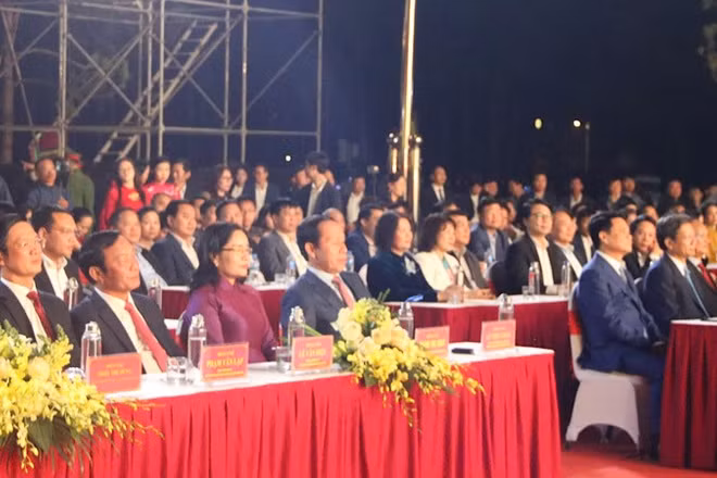 Các đại biểu và nhân dân dự Lễ khai hội mùa Xuân Côn Sơn-Kiếp Bạc.