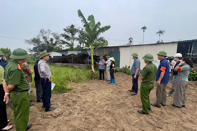 Hội đồng bồi thường, hỗ trợ, tái định cư xã Kẻ Sặt công bố Quyết định cưỡng chế thu hồi đất đối với hộ dân chưa bàn giao mặt bằng.