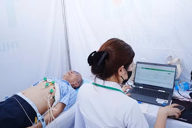 Khám bệnh chuyên sâu cho người có công ở phường Lê Thanh Nghị.