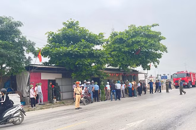 Lực lượng chức năng bảo vệ an toàn, trật tự giao thông khu vực giải phóng mặt bằng ở xã Kẻ Sặt.