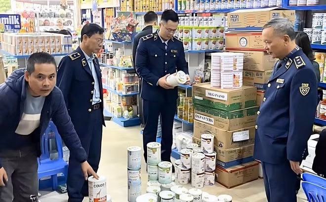Lực lượng quản lý thị trường kiểm tra, giám sát hoạt động kinh doanh sữa.