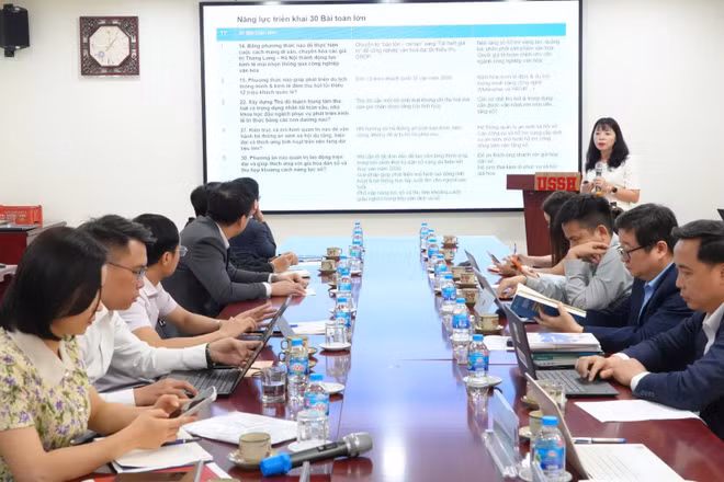 Lãnh đạo Trường đại học Trường đại học Khoa học Xã hội và Nhân văn chia sẻ về khả năng đáp ứng đối với các nhiệm vụ và bài toán lớn của thành phố Hà Nội.