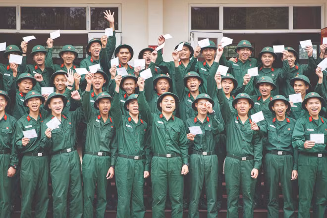 Chiến sĩ mới Trung đội 14, Đại đội 15 (Tiểu đoàn 4, Lữ đoàn 144, Bộ Tổng Tham mưu) hân hoan cầm trên tay phiếu cử tri ở đơn vị mới. (Ảnh: QUANG PHONG)