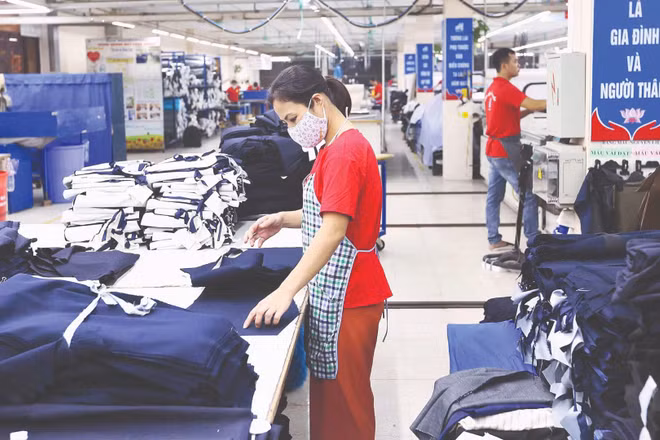 Sản xuất các mặt hàng xuất khẩu tại Tổng công ty May 10. (Ảnh: ĐĂNG ANH)