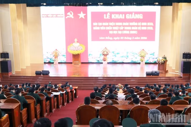 Quang cảnh lễ khai giảng.