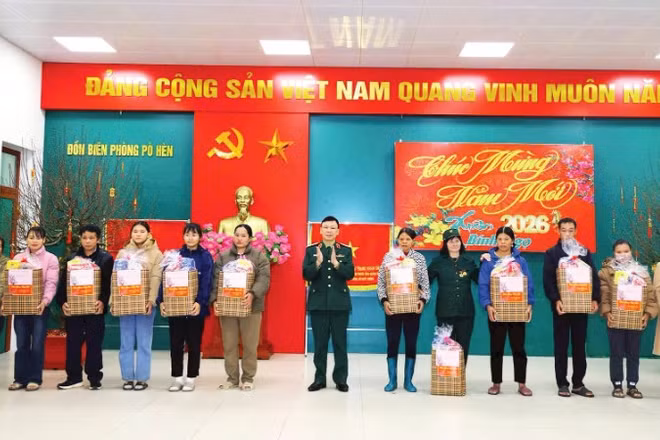 Lãnh đạo Văn phòng Bộ Quốc phòng trao quà tặng gia đình chính sách phường Hiệp Hòa, Quảng Ninh.