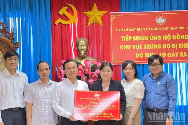 Các đơn vị ủng hộ đồng bào miền trung bị thiệt hại do mưa lũ gây ra.