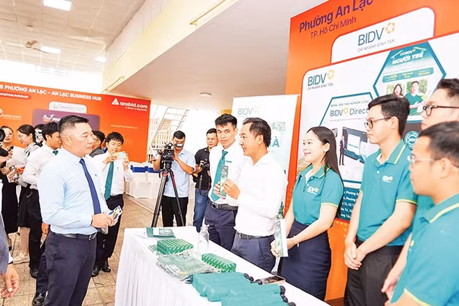 Lãnh đạo phường An Lạc tham quan các gian hàng ứng dụng giải pháp nền tảng số B2B Arobid.com.
