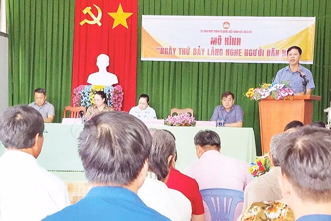 Chương trình "Ngày thứ bảy lắng nghe người dân nói" diễn ra tại trụ sở ấp Phước Thắng, xã Long Hải.